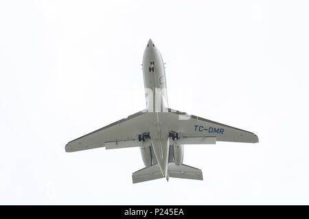 ISTANBUL, Türkei - 04. MÄRZ 2018: Fiba Luft Hawker Beechcraft 900 XP Landung Flughafen Istanbul Atatürk. Stockfoto