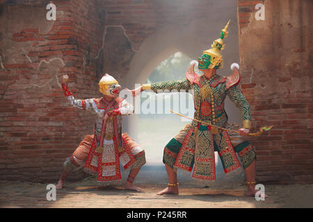 Hanuman (affengott) kämpfen Thotsakan (Giant) in Khon oder traditionelle thailändische Pantomime als kulturelle tanzen Kunst Performance in der Maske auf der Basis gekleidet Stockfoto