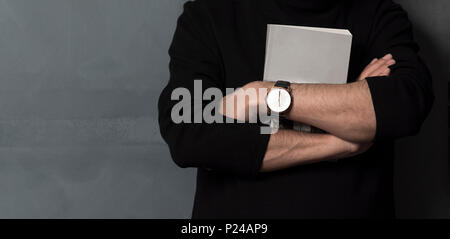Nahaufnahme auf ein Mann hält eine Bibel in der Shopping Mall, Glauben, Konzept Stockfoto
