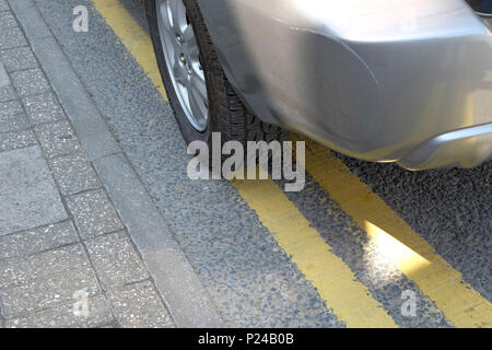 Auto auf doppelten gelben Linien geparkt, Großbritannien Stockfoto