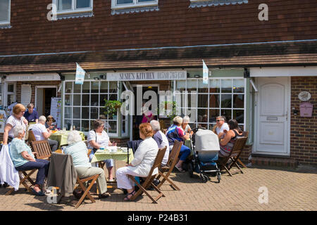 Gruppe von Menschen, die draußen sitzen und trinken, susies Küche, Tenterden, Kent, Großbritannien Stockfoto
