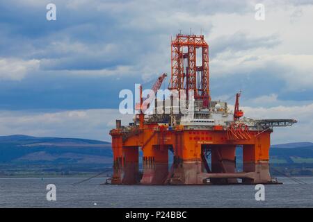 Eine Ölbohrinsel im Cromarty Firth, Schottland verankert Stockfoto