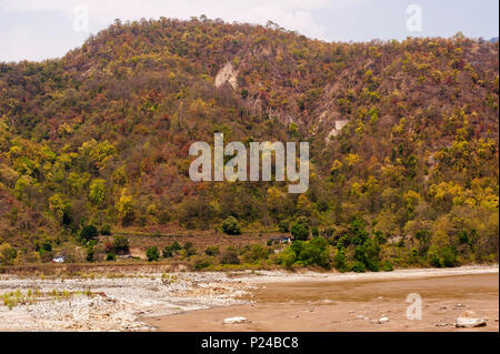 Sem Dorf in der Ferne, mit Sarda Fluss vorbei. Ort, berühmt durch Jim Corbett in seinem Buch Menschenfresser von Kumaon, Uttarakhand, Indien Stockfoto