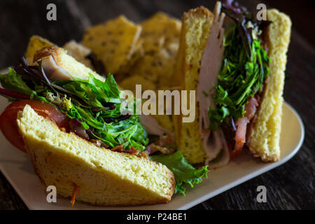 Türkei BLT Sandwich auf Texas Toast mit Sesam Chips und hummus Stockfoto