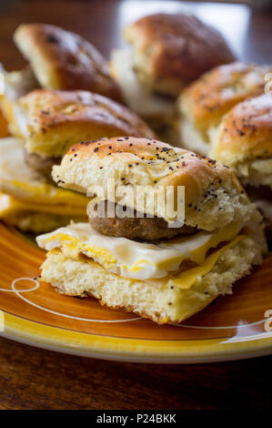 Wurst Ei und Käse Frühstück sanwich platter auf Zwiebel Mohn- Brötchen Stockfoto