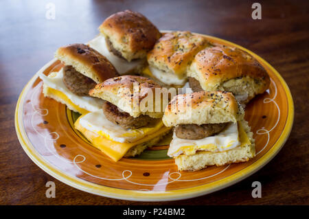 Wurst Ei und Käse Frühstück sanwich platter auf Zwiebel Mohn- Brötchen Stockfoto