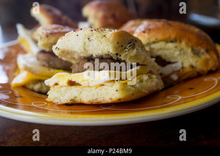 Wurst Ei und Käse Frühstück sanwich platter auf Zwiebel Mohn- Brötchen Stockfoto