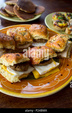 Wurst Ei und Käse Frühstück sanwich platter auf Zwiebel Mohn- Brötchen Stockfoto