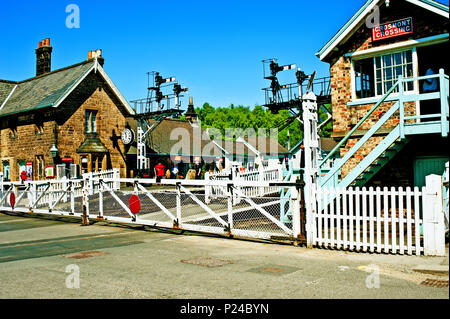 Bahnübergang bei Grosmont Station an der North Yorkshire Moors Railway, England Stockfoto