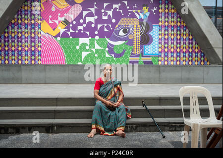 Singapur, Republik Singapur, eine Frau sitzt auf der Treppe vor dem indischen Heritage Centre Stockfoto