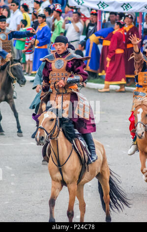 Ulaanbaatar, Mongolei - Juli 11, 2010: Reiter beim Reiten Anzeige an nadaam Eröffnungsfeier in nationaler Sport Stadion Stockfoto