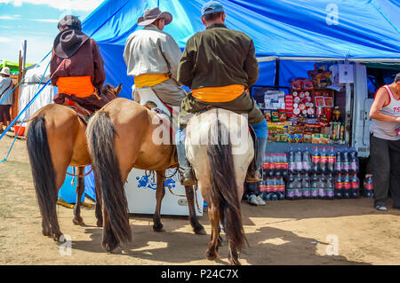 Khui Doloon Khudag, Mongolei - Juli 12, 2010: Reiten, Einheimische um nadaam Pferderennen in der Nähe der Hauptstadt Ulaanbaatar. Stockfoto