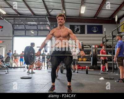 Mann oder Mann in einem CrossFit Fitness Challenge Wettbewerb durch tote Gewichte in einer Turnhalle in Montgomery Alabama, USA konkurrieren. Stockfoto