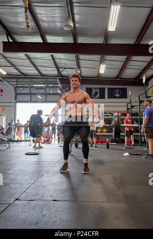 Mann oder Mann in einem CrossFit Fitness Challenge Wettbewerb durch tote Gewichte in einer Turnhalle in Montgomery Alabama, USA konkurrieren. Stockfoto