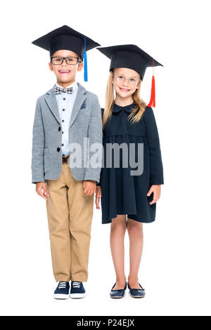 Adorable Schüler an der Staffelung Hüte isoliert auf weißem Stockfoto