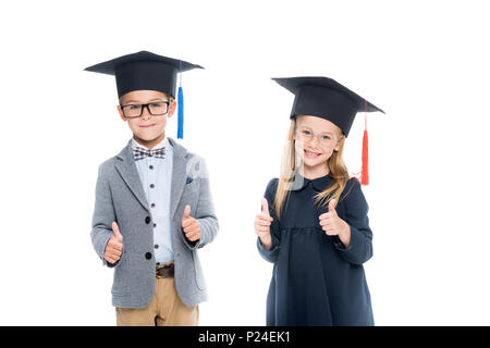 Schülerinnen und Schüler an der Staffelung hüte Daumen hoch, die isoliert auf weißem Stockfoto