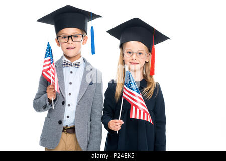 Schülerinnen und Schüler an der Staffelung Hüte mit usa Flaggen isoliert auf weißem Stockfoto