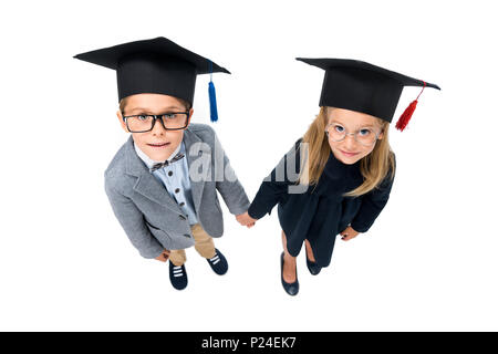 Blick von oben auf die Schülerinnen und Schüler an der Staffelung Hüte isoliert auf weißem Stockfoto