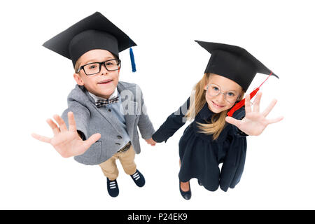 Blick von oben auf die Schülerinnen und Schüler an der Staffelung Hüte outstretching Hände an der Kamera isoliert auf weißem Stockfoto