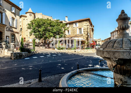 Châteauneuf-du-Pape, Provence-Alpes-Côte d'Azur, Provence, Frankreich, Blick auf den Marktplatz im alten Zentrum der Weindorf Châteauneuf-du-Pape. Stockfoto