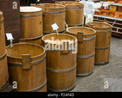 Alte Holzfässer mit Mais, Reis und Buchweizen in Markt. Stockfoto