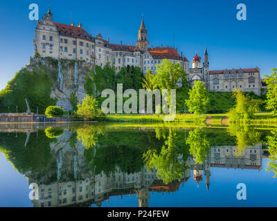 Donau mit Sigmaringen Schloss, Schloss der Hohenzollern, Obere Donautal, Schwäbische Alb, Deutschland, Europa Stockfoto