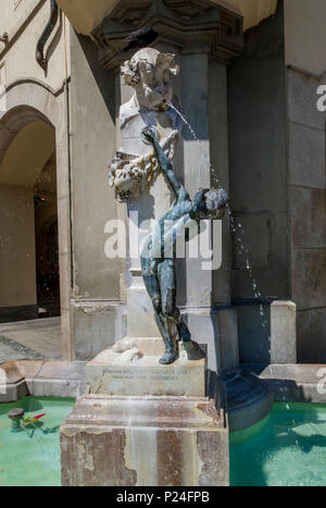 Brunnenbuberl" (quelle Bild) von Matthias Gasteiger in der Neuhauser Straße, München, Bayern, Europa Stockfoto