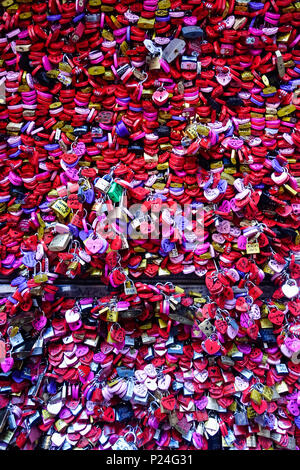 Viele bunte Liebe Schlösser an der Wand von Julias Haus, Verona, Venetien, Italien, Europa Stockfoto