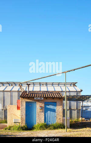 Wc Häuser auf einem Campingplatz in Südfrankreich mit wolkenlosem Himmel Stockfoto