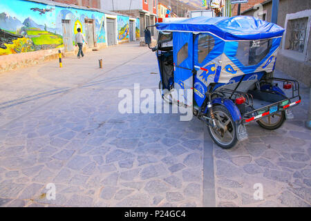 Auto Rikscha in die Straße der Stadt Chivay, Peru geparkt. Chivay Town ist die Hauptstadt der Provinz Caylloma. Stockfoto