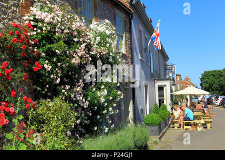 Die Hoste, Hotel, Pub, Bar, Sitzgelegenheiten, Tische, Hunde, Burnham Market, Norfolk, England, Großbritannien Stockfoto