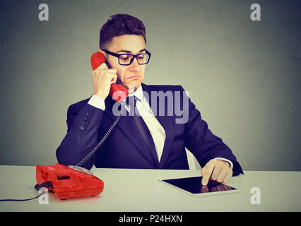 Young Business Mann schwere Telefon Gespräch und mit Tablet-PC Stockfoto