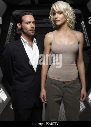 Original Film Titel: Battlestar Galactica. Englischer Titel: Battlestar Galactica. Regisseur: MICHAEL RYMER. Jahr: 2004. Stars: Tricia Helfer; JAMES CALLIS. Credit: SCI-FI CHANNEL/Album Stockfoto