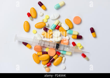Haufen von verschiedenen bunten Pillen isoliert auf weiss Stockfoto