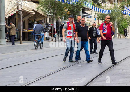 9. Mai 2013 eine Gruppe von Hapoel Fußball Team unterstützer Kreuzung Jaffa Straße in Jerusalem Israel, bevor ihr Gleiches mit Beitar Jerusalam Stockfoto