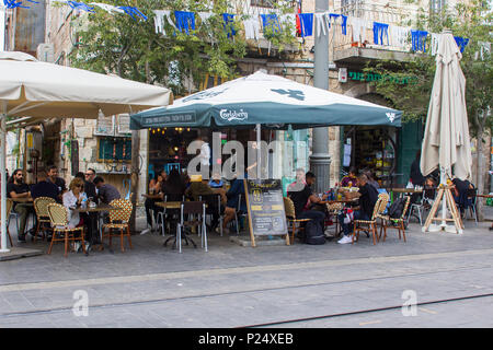 9. Mai 2018 Kunden entspannen und Reden, während an den Tischen in einem Street Cafe auf der Jaffa Straße in Jerusalem Israel sitzen Stockfoto