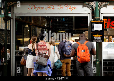 London, UK, Schlange vor einem Fisch und Chips Business Stockfoto