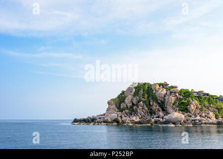 Schöne Natur Landschaft von Resort auf Shark Cape, Ao Leuk Bay Area unter dem blauen Himmel auf das Meer im Sommer bei Ko Tao ist eine berühmte touristische Stockfoto