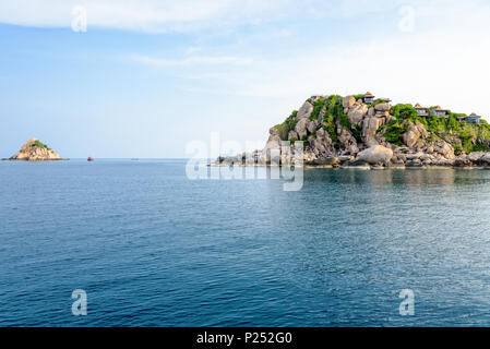 Schöne Natur Landschaft von Resort auf Shark Cape, Ao Leuk Bay Area unter dem blauen Himmel auf das Meer im Sommer bei Ko Tao ist eine berühmte touristische Stockfoto