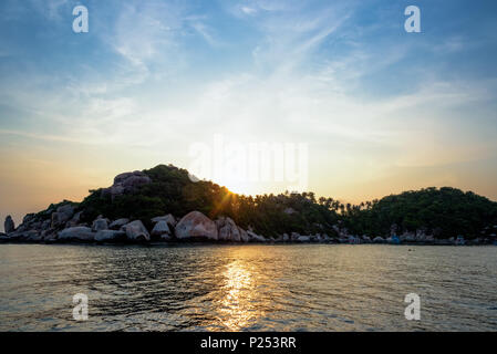 Schöne Natur Landschaft Gruppe seltsame Stein Buddha Point am Kap in der Nähe von John-Suwan Sicht unter Der bunte Himmel und Sonne bei Sonnenuntergang auf der s Stockfoto