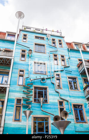 Deutschland, Sachsen, Dresden, Neustadt, Kunsthofpassage, Hof der Elemente, Innenhof, verzierten Fassade mit Fallrohren Stockfoto