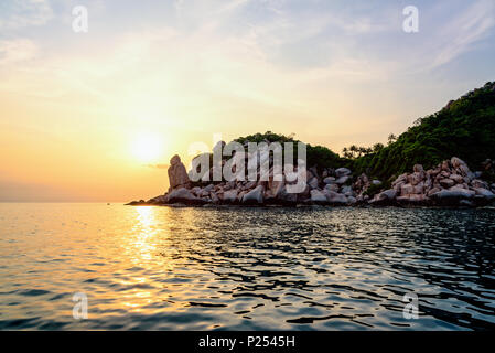 Schöne Natur Landschaft Gruppe seltsame Stein Buddha Point am Kap in der Nähe von John-Suwan Sicht unter Der bunte Himmel und Sonne bei Sonnenuntergang auf der s Stockfoto