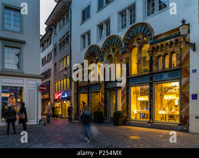 Weinplatz' (Platz) und Storchengasse in der Altstadt von Zürich an der blauen Stunde Stockfoto