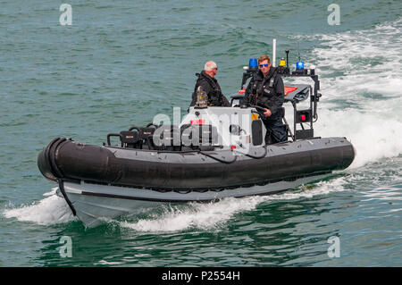 Bewaffnete Offiziere vom Ministerium der Verteidigung Polizei (Marine) auf Patrouille in Portsmouth Harbour, UK am 11. Juni 2018. Stockfoto