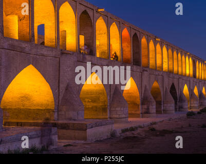 Si-o se Pol, Brücke von dreißig - drei (Spans) mit Beleuchtung in Isfahan in der blauen Stunde Stockfoto