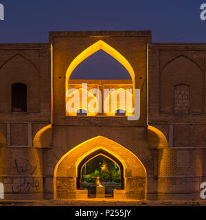 Si-o se Pol, Brücke von dreißig - drei (Spans) mit Beleuchtung in Isfahan in der blauen Stunde Stockfoto