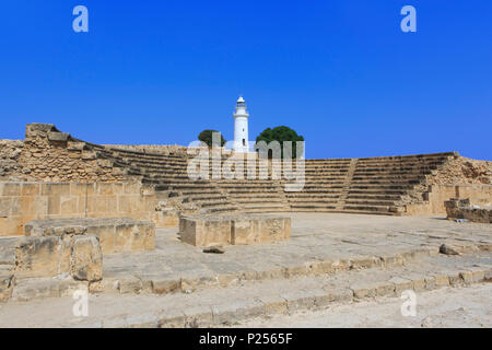 Odeon Theater (2. Jahrhundert n. Chr. - 1200 Sitze) und Leuchtturm an der Archäologische Park in Paphos Paphos, Zypern Stockfoto