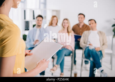 Selektiver Fokus der Geschäft Leute hören auf weibliche Mentor während der Ausbildung Stockfoto