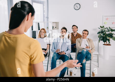 Selektiver Fokus der Geschäft Leute hören auf weibliche Mentor während der Ausbildung Stockfoto