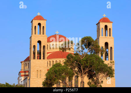 Fassade der Griechisch-orthodoxen Kirche von des Ayii Anargiri in Paphos, Zypern Stockfoto